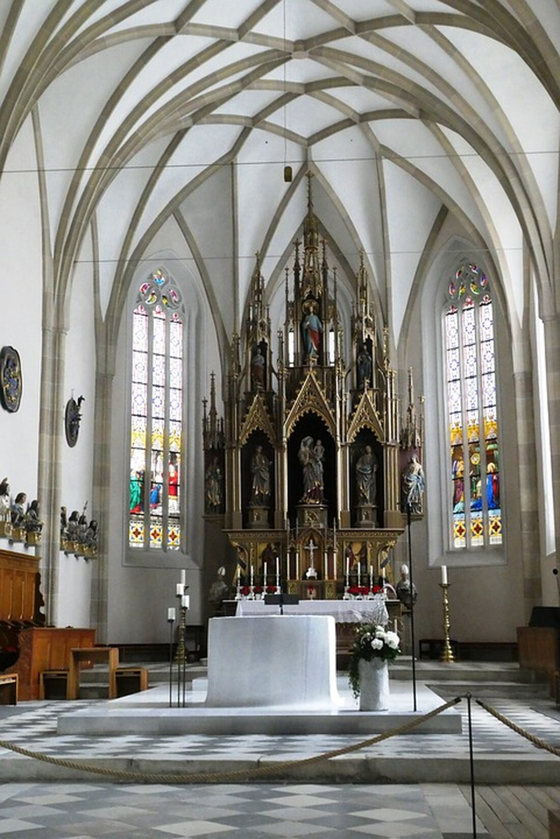 Titel: Brutaler Angriff auf Ex-Frau: Angeklagter droht lebenslange Haft von Anne Losensky Im Berliner Landgericht, Saal 817, wird derzeit ein Prozess verhandelt, der die Öffentlichkeit schockiert. Am 5. Dezember 2022 ereignete sich auf der Straße „An der Urania“ in Schöneberg ein grausamer Vorfall: Eine Passantin wurde von hinten niedergeschossen. Glücklicherweise trat die Kugel vorne wieder aus, doch ihre Lunge, Milz und ihr Herz wurden verletzt. Der Täter flüchtete zunächst, konnte jedoch zwei Tage später festgenommen werden. Der Tatort an der Urania, an dem die Ex-Frau des Angeklagten niedergerschossen wurde, sorgt für Entsetzen. Die Angeklagte Naima K., die Mutter der drei …