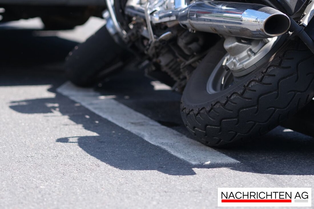 In Kreuzberg wurde ein Motorradfahrer bei einem Unfall von einem Autofahrer angefahren und schwer verletzt. Ermittlungen laufen.