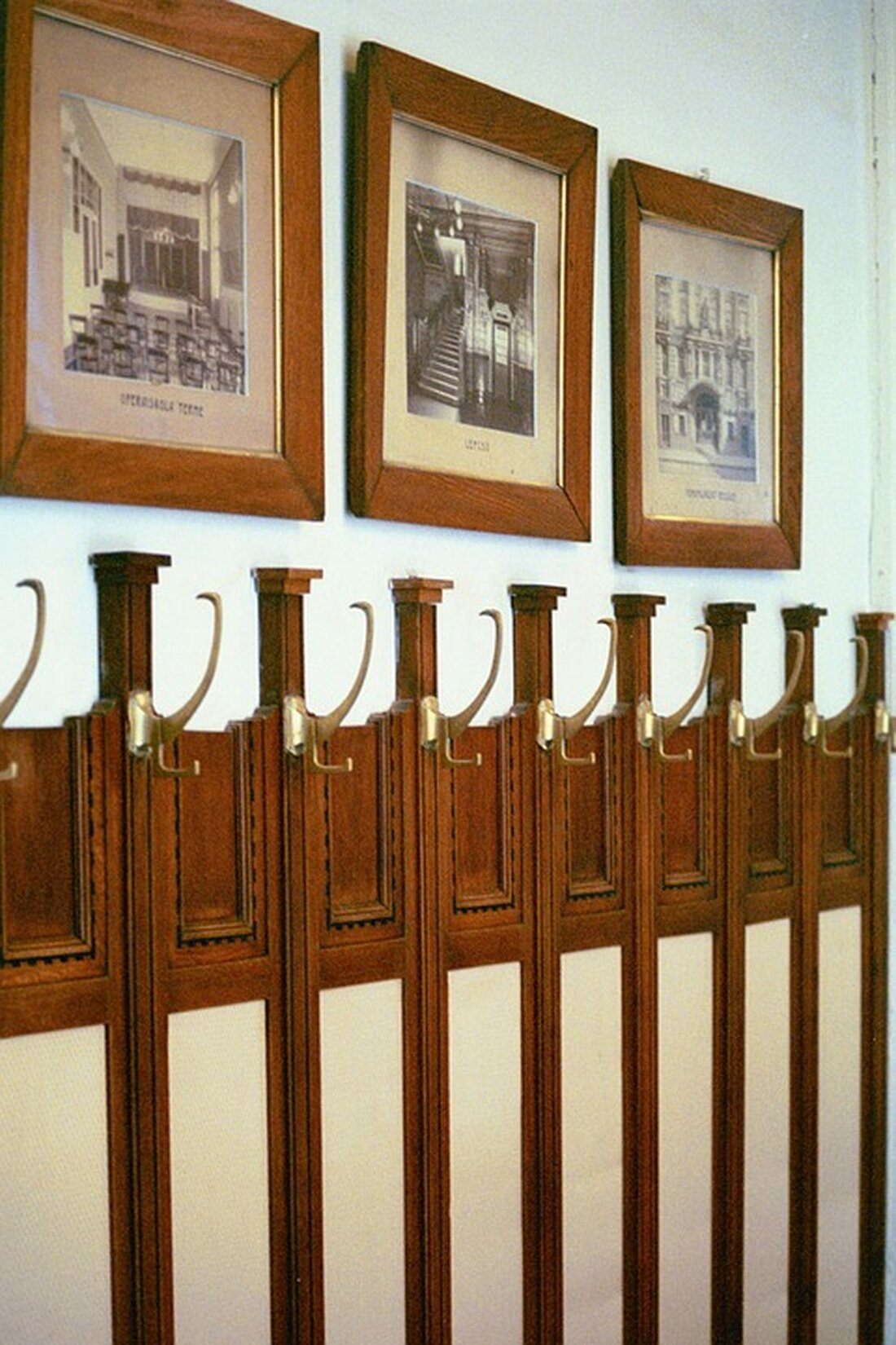 Am diesjährigen Wettbewerb &#8222;Jugend musiziert&#8220; haben Schülerinnen und Schüler der Musikschule Spandau beeindruckende Erfolge erzielt. Insgesamt 13 Teilnehmer nahmen am Wettbewerb teil und wurden auf Regional- und Landesebene ausgezeichnet. Besonders hervorzuheben sind Kian Lee Özgünsür und Ferdinand Lepinat, die als Duo im Bereich Klavier und Streichinstrument beim Bundeswettbewerb den ersten Platz mit 25 Punkten belegten. Ebenfalls erfolgreich war Ringo Schubert, der im Bereich Gitarre solo den zweiten Preis mit 22 Punkten beim Bundeswettbewerb erreichte. Maximilian Meng nahm mit sehr gutem Erfolg in der Kategorie Posaune am Bundeswettbewerb in Lübeck teil. Die stellvertretende Bürgermeisterin und Bezirksstadträtin für Bildung, Kultur, Sport und &hellip;