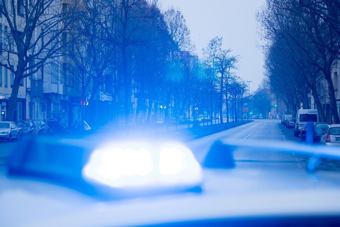 Einbruch in Berlin-Mitte: Frau ertappt Einbrecher auf frischer Tat Eine Frau in Berlin-Mitte hat am Mittwochnachmittag einen Einbrecher dabei erwischt, wie er in ihre Wohnung eingedrungen ist. Dank der in ihrer Wohnung installierten Videoüberwachung bemerkte die Mieterin gegen 14.10 Uhr eine unbekannte Person, die durch die Terrassentür ins Erdgeschoss gelangt war. Sofort handelte die Frau richtig und verständigte die Polizei. Parallel dazu sprach sie den Einbrecher über eine Sprechanlage an, woraufhin dieser sofort die Flucht ergriff. Die aufgrund des Notrufs schnell eintreffenden Polizisten fanden den 23-jährigen Täter zusammen mit dem gestohlenen Diebesgut in einem nahegelegenen Gebüsch. Der Einbrecher wurde daraufhin …