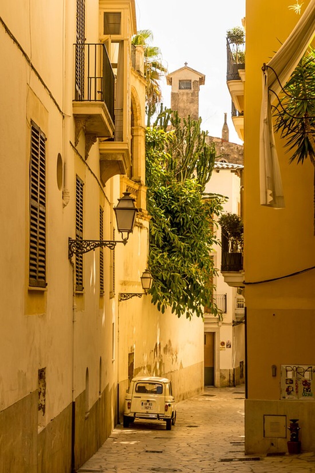 Mallorca: 20-Jährige mutmaßlich vergewaltigt – neue Details Palma/Mallorca. Ein Haftrichter auf Mallorca hat die für Samstagvormittag erwartete Anhörung von sechs Urlaubern aus Deutschland – denen eine Gruppenvergewaltigung vorgeworfen wird – auf den späten Nachmittag verschoben. Das bestätigte ein Polizeisprecher der Deutschen Presse-Agentur (DPA) – ein Grund wurde nicht genannt. Die sechs jungen Männer waren schon am Morgen in Handschellen in das Gericht in Palma de Mallorca gebracht worden. Ein Foto zeigt die Verdächtigen, die ihre Hemden über den Kopf, um nicht erkannt zu werden. Der Haftrichter muss entscheiden, ob die Urlauber in Untersuchungshaft müssen oder eventuell gegen Hinterlegung einer Kaution &hellip;