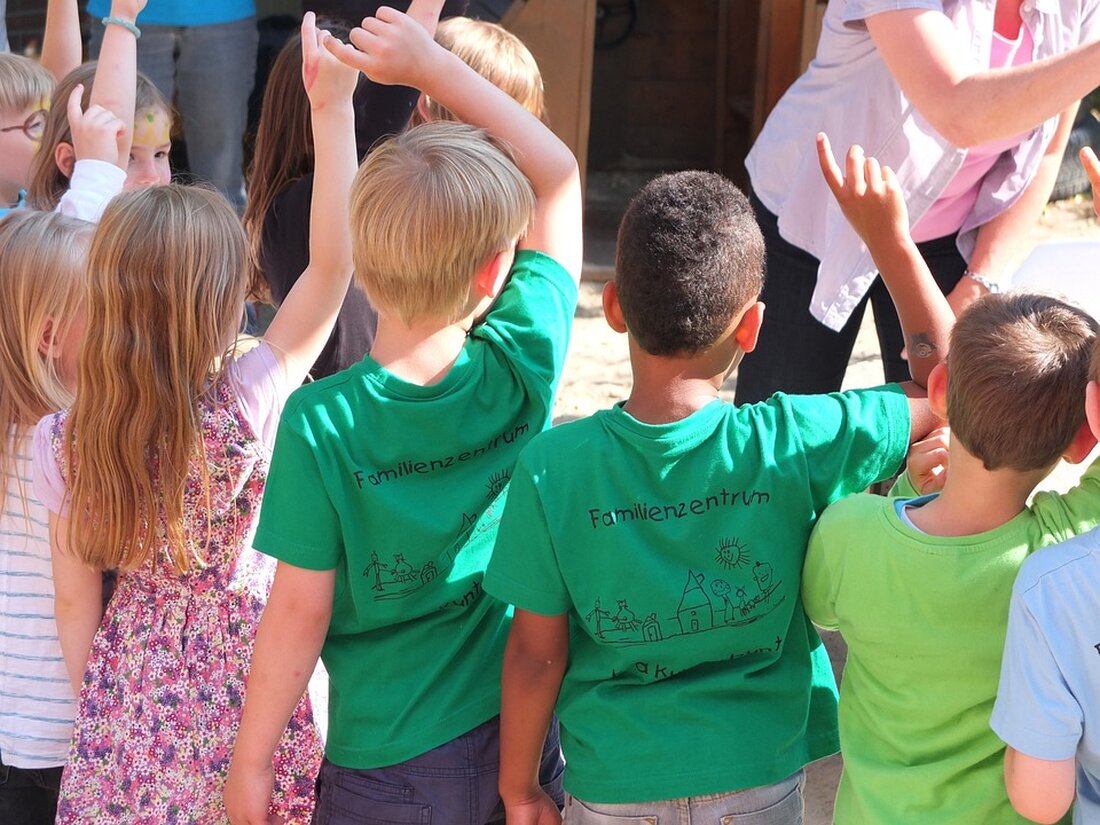 Der Bezirksstadtrat Christoph Keller informiert über die erfolgreiche Sanierung und bauliche Erweiterung der Kindertagesstätte in der Ackerstraße 60 in enger Zusammenarbeit mit Kindergärten City als Träger und Eigenbetrieb des Landes Berlins. Durch die umfangreichen Bau- und Sanierungsarbeiten konnte die Kita ihr Platzangebot um 70 Plätze erhöhen, was einen wichtigen Beitrag zur Sicherung und Erweiterung der dringend benötigten Kitaplätze im Stadtteil Mitte darstellt. Die Funktionsräume wurden schlüssig erweitert und realisiert, unter anderem mit einem Atelier, Bauraum und Bewegungsräumen. Eine mechanische Kühlung sorgt zudem für Hitze-schutz im Sommer. Jugendstadtrat Christoph Keller betont die Bedeutung von Spielräumen und Entfaltungsmöglichkeiten für Kinder, um wichtige &hellip;
