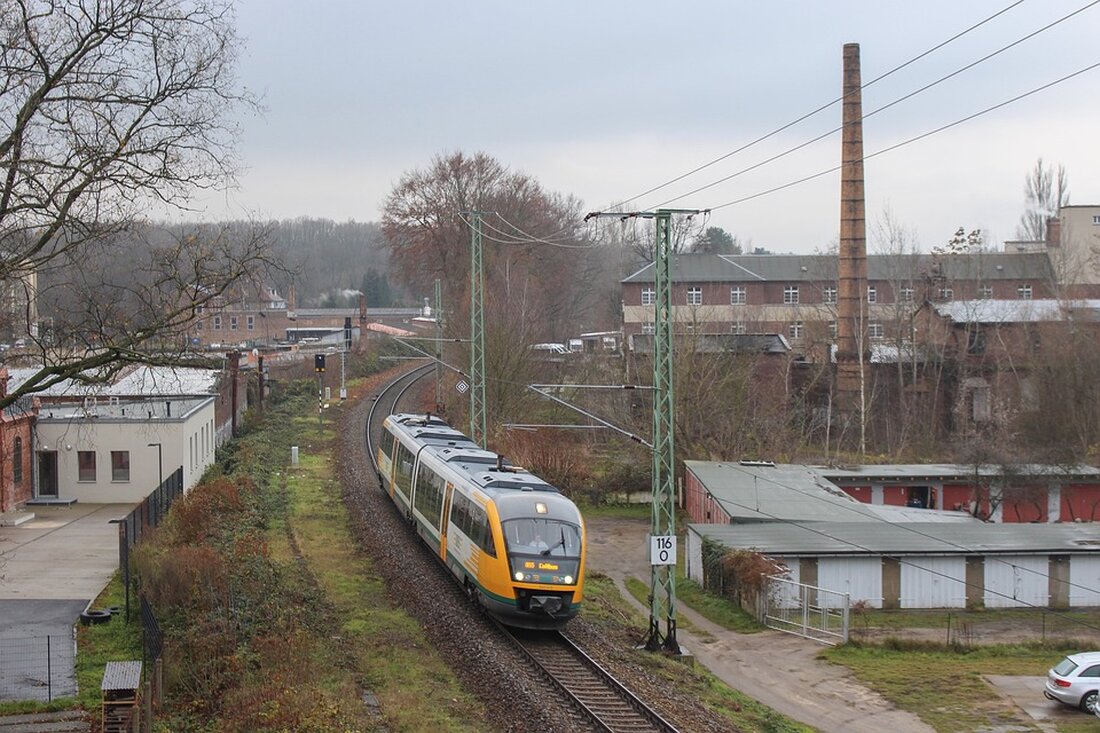 ODEG: Reparierte Regionalzüge wieder auf der Schiene Die Ostdeutsche Eisenbahngesellschaft (ODEG) nimmt ihre reparierten Regionalzüge wieder in Betrieb. Nach Ausfällen und Störungen werden ab Dienstag vier der insgesamt acht Züge wieder eingesetzt. Ab dem 1. August steht dann die komplette Flotte wieder zur Verfügung. Die Störungen hatten vor etwa zwei Wochen dazu geführt, dass die Züge vorübergehend aus dem Verkehr gezogen wurden. Dabei waren vor allem Probleme mit den Klimaanlagen aufgefallen. Bei den noch relativ neuen Zügen des Herstellers Alstom funktionierte die Klimatechnik nicht in der erforderlichen Qualität. Besonders bei hohen sommerlichen Temperaturen zeigten sich die Mängel. Alstom hatte bestätigt, &hellip;