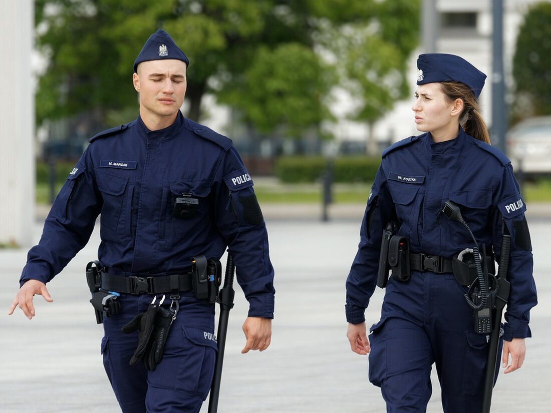 Die Berliner Polizei steht derzeit im Fokus der Ermittlungen wegen des Vorwurfs der Unterschlagung. Ein Polizeibeamter soll bei einem Einsatz im Görlitzer Park fremdes Eigentum unterschlagen haben. Am Montag wurden sowohl die Dienst- als auch die Privaträume des betroffenen Polizeibeamten durchsucht. Ein richterlicher Durchsuchungsbeschluss ermöglichte den Zugriff auf die Räumlichkeiten. Die Polizeiberichtete am Dienstag über den Vorfall. Der Vorwurf bezieht sich auf einen Einsatz im Görlitzer Park am 6. Juli. Dem Polizeibeamten wird vorgeworfen, elektronische Geräte aus einem Rucksack genommen und unterschlagen zu haben. Der Eigentümer der Tasche soll diese bei Eintreffen der Beamten zurückgelassen haben. Die Unterschlagung wurde von …