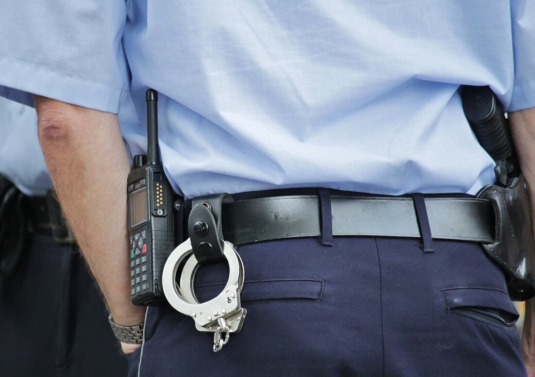 Donnerstagnacht wurden in Friedrichshain, Berlin, zwei Polizisten von einer Gruppe Jugendlicher beworfen, beleidigt und bespuckt. Laut Polizeiangaben wurden die Polizisten, die außer Dienst und in ziviler Kleidung unterwegs waren, von einer etwa achtköpfigen Gruppe mit einer leeren Getränkeverpackung beworfen. Als die Polizisten die Jugendlichen zur Rede stellten und sich als Polizisten zu erkennen gaben, wurden sie mehrfach homophob beleidigt und angespuckt, darunter auch ins Gesicht. Ein Stein wurde ebenfalls auf sie geworfen, traf sie jedoch nicht. Die Gruppe flüchtete, aber drei Tatverdächtige konnten vorläufig festgenommen werden, nachdem die Polizisten sie verfolgt hatten. Bei dem Vorfall brach sich eine Polizistin den &hellip;
