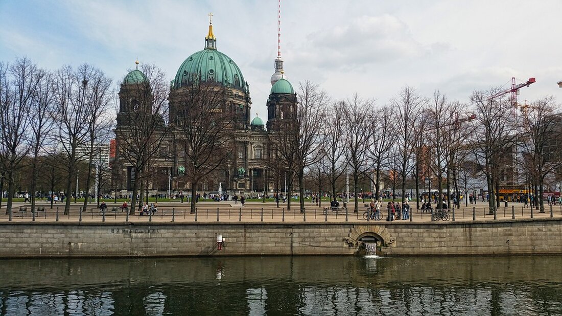 In der aktuellen Woche der Einsamkeit vom 17. bis 23. Juni 2024 hat die Senatsverwaltung erneut das Nachbarschaftsprojekt &#8222;Berliner Hausbesuche&#8220; in Marzahn-Hellersdorf hervorgehoben. Das Angebot richtet sich an Menschen im Alter und bietet Informationen für ein vitales und aktives Leben. Das Projekt wurde 2021 als Pilotprojekt gestartet und wurde aufgrund des Erfolgs mittlerweile auf alle Bezirke ausgeweitet. Die Bezirksstadträtin Juliane Witt lobt die Ergebnisse der Evaluation und dankt der Senatsverwaltung für Wissenschaft, Gesundheit und Pflege sowie dem Malteser Hilfsdienst für die Unterstützung. Obwohl es zuvor eine Lücke gab, da zwei Betreuer den Bezirk verlassen hatten, sind nun wieder zwei Projektmitarbeiter &hellip;