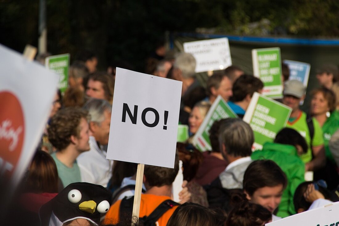 Proteste vor Rammstein-Konzerten in Berlin Vor dem ersten von drei Rammstein-Konzerten in Berlin kam es zu Protesten aufgrund von Vorwürfen sexuellen Missbrauchs gegen den Sänger Till Lindemann. Etwa 300 Demonstranten versammelten sich vor dem Olympiastadion und forderten ein Verbot der Veranstaltungen. Die Demonstranten waren zuvor in einem Demonstrationszug zum Stadion gegangen. Bei den Konzerten, die am Samstag, Sonntag und Dienstag stattfinden, werden jeweils mehr als 60.000 Menschen erwartet. Die Auftritte der Band zeichnen sich gewöhnlich durch harte Klänge und Pyrotechnik aus. Mehrere Frauen haben Vorwürfe gegen Lindemann erhoben, teilweise anonym. Sie berichten von beängstigenden Situationen und geben an, dass es &hellip;