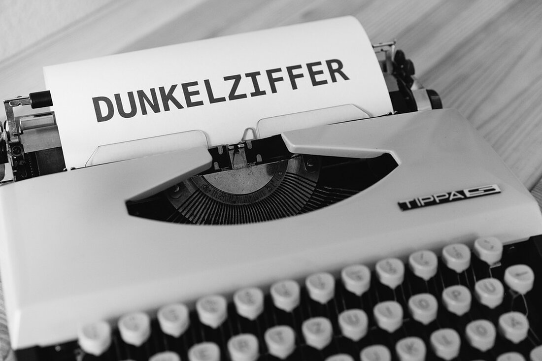 Strafanzeige gegen Julian Reichelt wegen Kritik an der Regenbogenfahne der Berliner Polizei Der ehemalige Chefredakteur der Bild-Zeitung, Julian Reichelt, hat mit einem umstrittenen Tweet für Aufsehen gesorgt. In dem Tweet äußerte er seine Ablehnung gegenüber dem Hissen der Regenbogenfahne vor dem Berliner Polizeipräsidium. Laut Reichelt symbolisiert die Flagge eine &#8222;totalitäre Ideologie&#8220; und sollte vor behördlichen Gebäuden nicht gehisst werden. Dieser Kommentar führte zu zahlreichen Widersprüchen in den sozialen Medien, in denen auf die Verfolgung homosexueller Menschen in der NS-Zeit verwiesen und die Bedeutung der Menschenrechte betont wurde. Nun hat der Berliner Queerbeauftragte, Alfonso Pantisano, Strafanzeige gegen Julian Reichelt und andere &hellip;