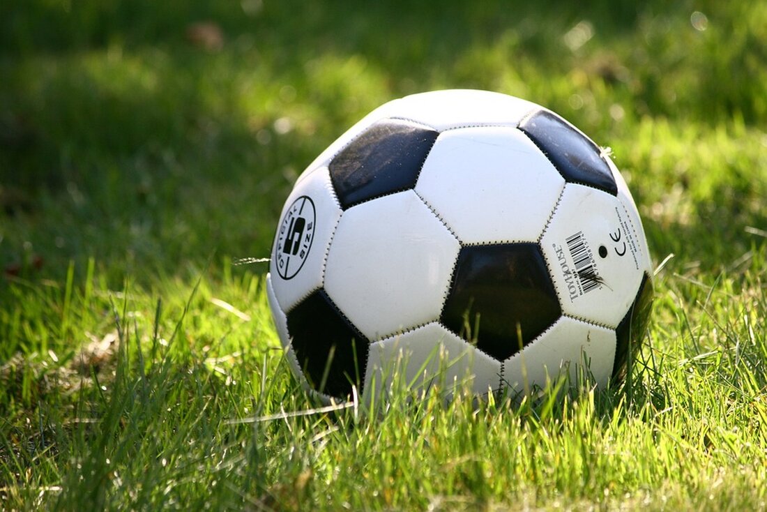 Am Dienstag, den 25. Juni 2024, findet um 19 Uhr in der Egon-Erwin-Kisch-Bibliothek in Berlin ein Gespräch zum Thema &#8222;Queerness im Fußball&#8220; statt. Die Ethnologin Dr. Tatjana Eggeling wird sich zusammen mit dem ehemaligen Fußballspieler Marcus Urban mit Fragen zu Queer und Fußball auseinandersetzen. Das Gespräch ist Teil der 2. Lichtenberger Queeren Aktionswoche und soll aufzeigen, warum so wenige homosexuelle, Trans*- oder Inter*-Personen im Fußball öffentlich bekannt sind. Dr. Tatjana Eggeling ist eine Ethnologin, die sich auf Feldforschungen zur LSBTIQ-Sportbewegung spezialisiert hat. Sie arbeitet als Beraterin für Homophobie und den Umgang mit Homosexualität im Sport in Berlin. Marcus Urban ist &hellip;