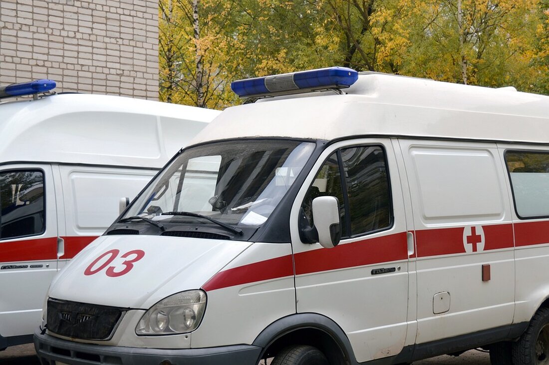 Am Sonntagvormittag ereignete sich in Kremmen ein schwerer Verkehrsunfall zwischen einem Rettungswagen und einem Pkw. Der Rettungswagen war auf dem Weg zu einem Einsatz mit Sonder- und Wegerechten, als der Pkw-Fahrer die Vorfahrt missachtete und es zur Kollision kam. Bei dem Unfall wurden insgesamt drei Personen verletzt. Sowohl der Fahrer als auch der Beifahrer des Rettungswagens erlitten leichte Verletzungen. Auch eine Insassin des Pkws klagte über Kopfschmerzen und wurde zur weiteren Behandlung ins Krankenhaus nach Neuruppin gebracht. Beide Fahrzeuge landeten nach dem Zusammenstoß im Straßengraben neben der Nauener Chaussee. Die Unfallaufnahme und -räumung dauerten rund zweieinhalb Stunden. Für etwa eine …