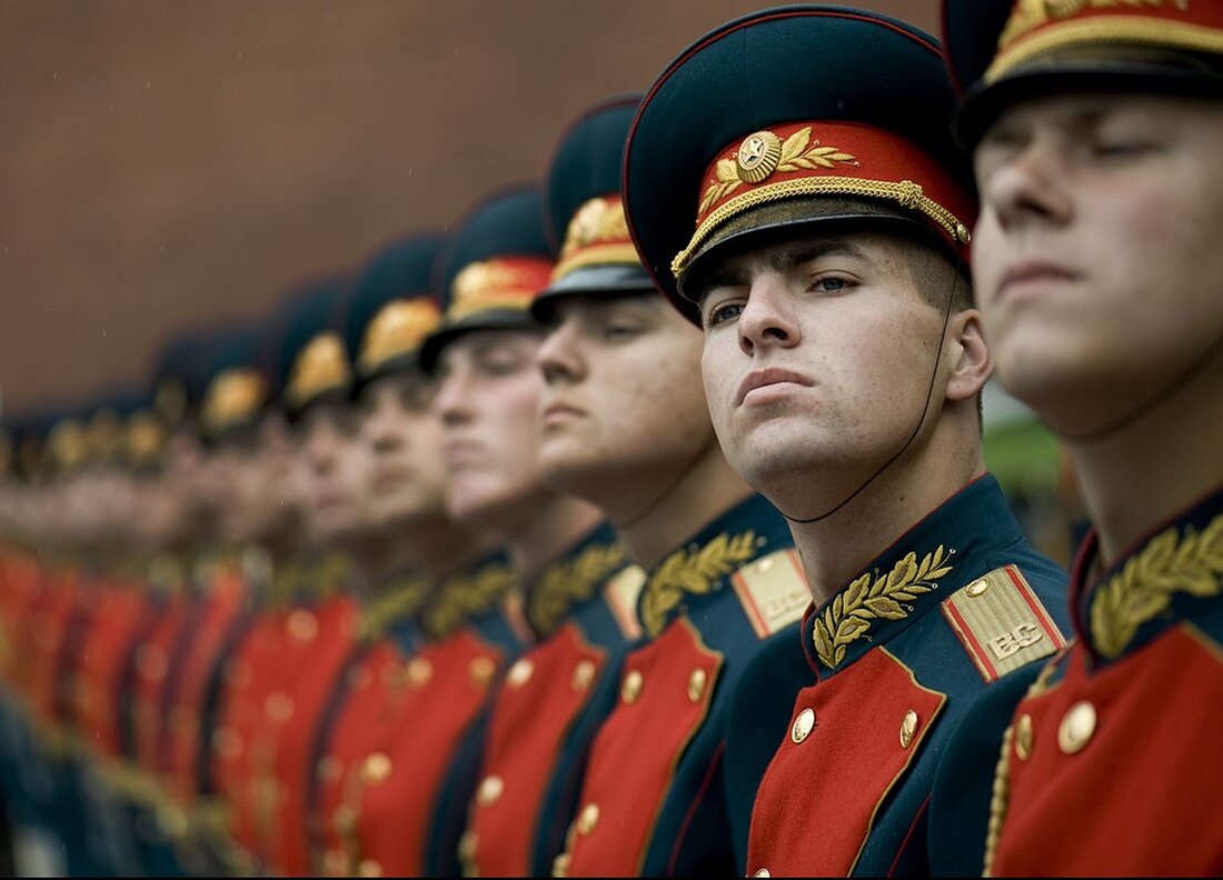 Deportation von Bewohnern in der Ukraine: Russland droht mit weiteren Maßnahmen Die Streitkräfte Russlands in der Region Cherson haben damit gedroht, Bewohner zu deportieren, wenn diese keine russischen Pässe annehmen. Diese Information wurde vom ukrainischen National Resistance Center bekannt gegeben. Insbesondere im Dorf Hornostajiwka, das auf der von Russland besetzten Ostseite des Flusses Dnipro liegt, wurden ukrainische Bewohner von den russischen Besatzern unter Druck gesetzt. Laut dem National Resistance Center wurden den Bewohnern Fingerabdrücke abgenommen und sie wurden gezwungen, einen Antrag für einen russischen Pass zu unterschreiben. Andernfalls würden sie nach Russland deportiert werden. Nachdem Russland zu Beginn des Krieges …