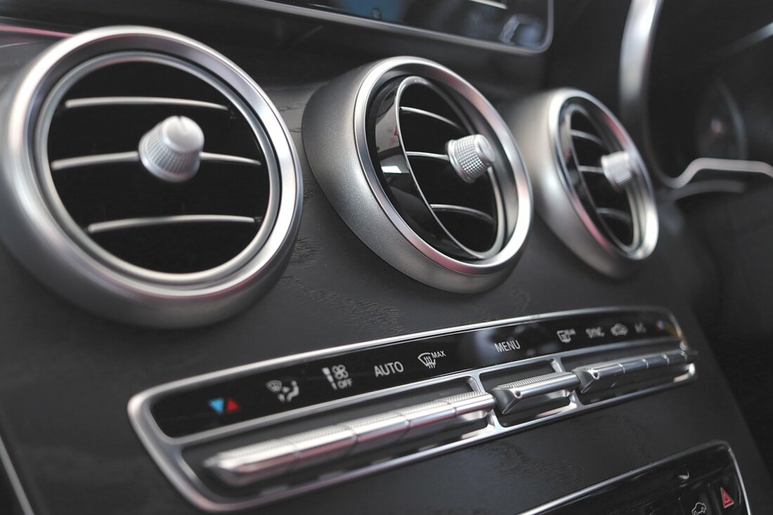 Sanierungsarbeiten auf der Autobahn 111 im Nordwesten Berlins sorgen für Verkehrsbeeinträchtigungen während der Sommerferien. Zwischen den Anschlussstellen Waidmannsluster Damm und Stolpe müssen Autofahrerinnen und Autofahrer mit längeren Fahrzeiten rechnen. Bereits ab Samstag um 4 Uhr morgens wird dieser Abschnitt komplett gesperrt sein. Die Bauarbeiten auf dem Reinickendorf-Zubringer werden vom 15. Juli bis zum 28. August andauern. Ab Sonntag wird zwischen Stolpe und Waidmannsluster Damm in beiden Richtungen jeweils nur ein Fahrstreifen zur Verfügung stehen, wie die Verkehrsinformationszentrale Berlin mitteilt. Es wird insgesamt vier Termine geben, an denen die A111 vollständig gesperrt wird: Samstag, 15.07. von 4 Uhr bis 22 Uhr …