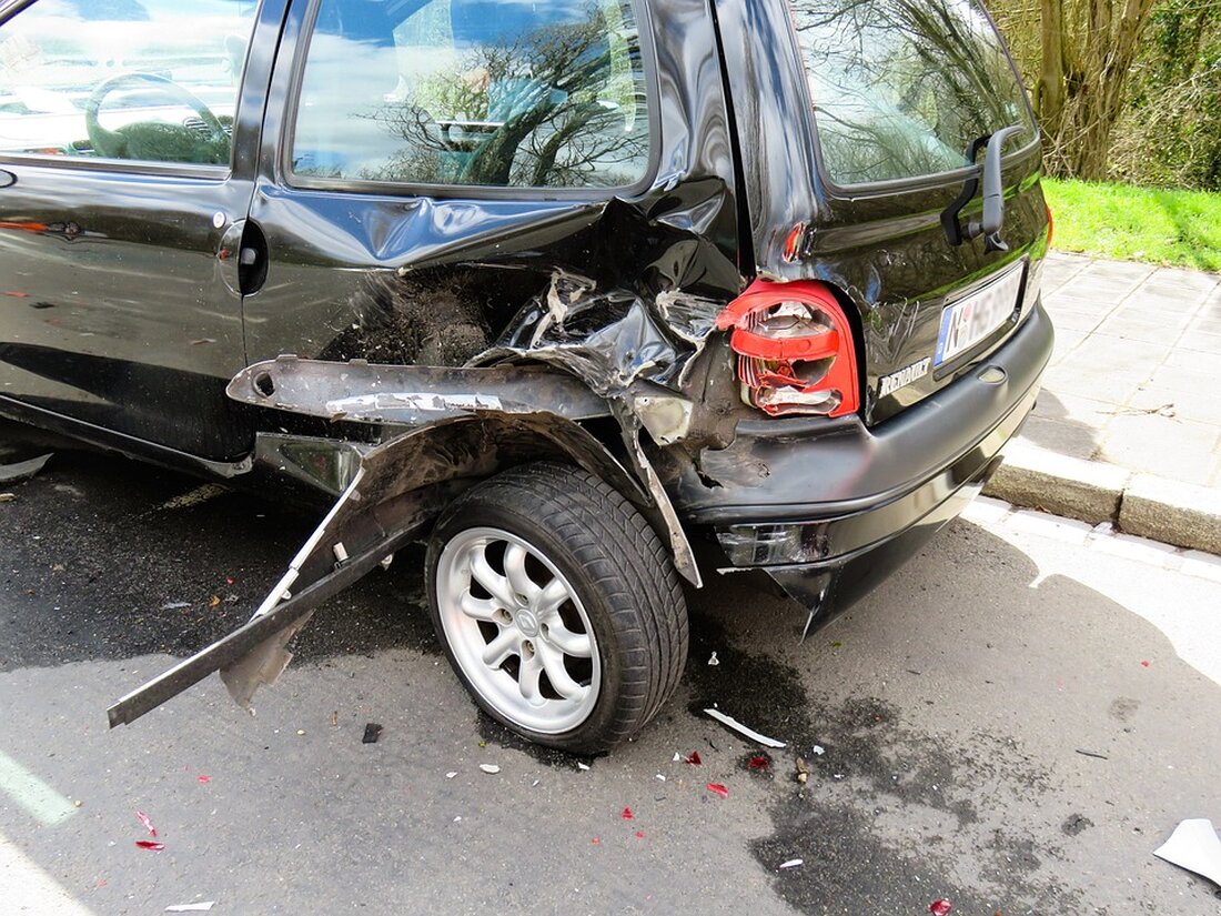 Bei einem schweren Verkehrsunfall im Berliner Westen kam es am Dienstagmorgen zu einem heftigen Zusammenstoß. Ein Lastkraftwagen und ein Pkw waren in den Unfall verwickelt, bei dem beide Fahrzeuge erheblichen Schaden nahmen. Glücklicherweise wurde niemand ernsthaft verletzt. Der Unfall ereignete sich gegen 8:30 Uhr auf der Kreuzung der Friedrichstraße und der Otto-Suhr-Allee in Charlottenburg. Nach ersten Erkenntnissen der Polizei fuhr der Lastkraftwagen bei Rot über die Ampel und kollidierte mit dem Pkw, der geradeaus in Richtung Friedrichstraße fahren wollte. Durch den Zusammenprall wurden beide Fahrzeuge stark beschädigt, der Pkw wurde dabei regelrecht unter den Lkw geschoben. Die Feuerwehr und Rettungskräfte &hellip;