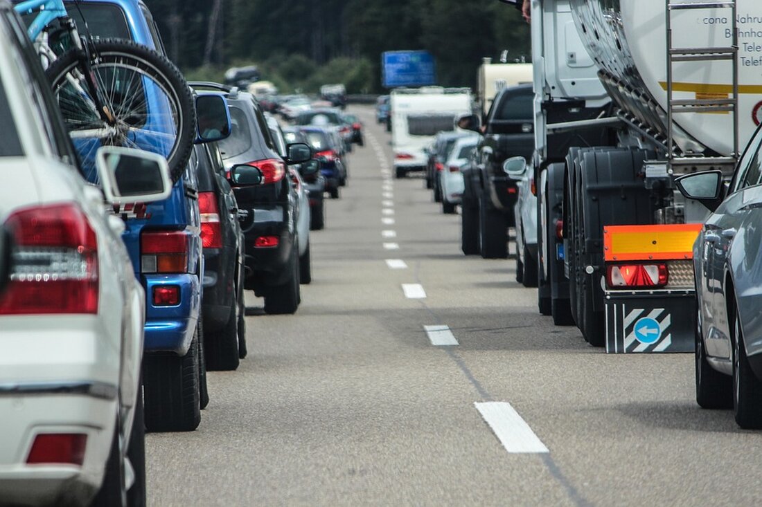 Das Ordnungsamt Reinickendorf führte in den vergangenen Tagen Schwerpunktkontrollen zu Verkehrsordnungswidrigkeiten im Lettekiez durch, aufgrund von zahlreichen Beschwerden von Anwohnern. Über 60 Ordnungswidrigkeiten wurden an fünf verschiedenen Tagen festgestellt, was die Notwendigkeit verstärkter Kontrollen unterstreicht, um die Sicherheit und Ordnung im öffentlichen Straßenland zu gewährleisten. Besonders mobilitätseingeschränkte Personen, wie Rollstuhlfahrer und Familien mit kleinen Kindern, sind von den falsch abgestellten Fahrzeugen auf Gehwegen betroffen und dadurch in ihrer Sicherheit gefährdet. Die Bezirksstadträtin Julia Schrod-Thiel betonte die Problematik insbesondere in den Abendstunden, wenn Gehwege, Wendebereiche und Einfahrten von widerrechtlich parkenden Fahrzeugen blockiert werden. Dies führt nicht nur zu Einschränkungen im Fließverkehr, …