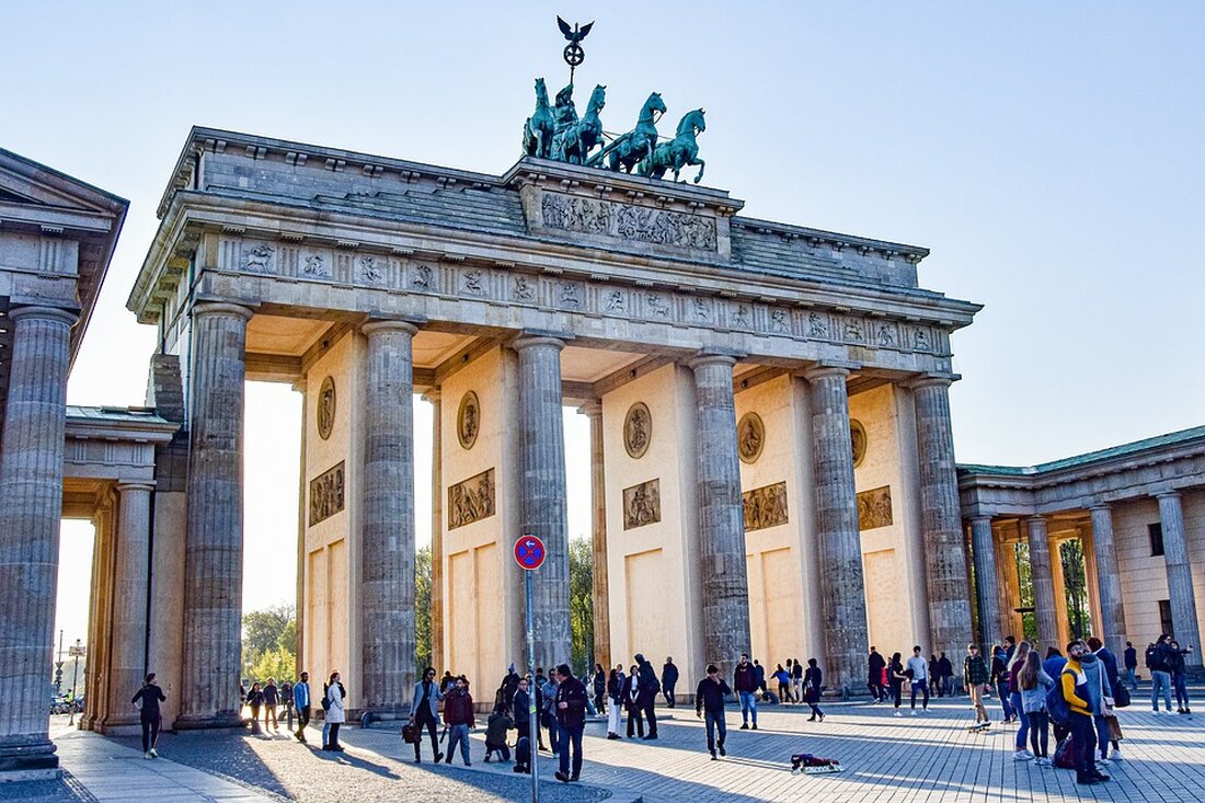 Streit um 1,2 Mio. Euro zwischen Berliner Senat und Bezirk Mitte: Kosten der EM-Fanmeile sorgen für Aufregung. Wer muss zahlen? Details hier!