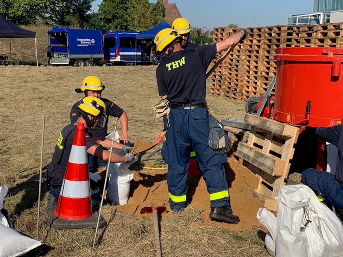 Erfahren Sie, wie das Technische Hilfswerk in Eisenhüttenstadt umfassende Maßnahmen zur Bekämpfung des Hochwassers an der Oder ergreift. Tausende Sandsäcke werden befüllt, während Einsatzkräfte eng mit Behörden und Politik zusammenarbeiten, um schnell und effektiv zu reagieren. Bleiben Sie informiert über die Herausforderungen und die Strategien des THW im Einsatz.