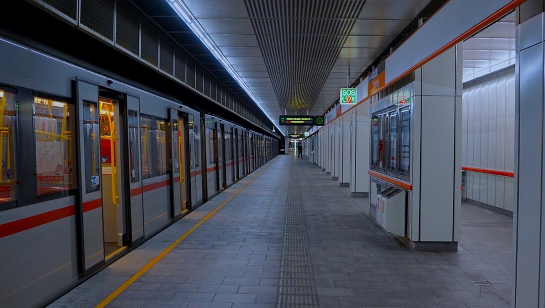 Am frühen Samstagmorgen hat sich in Berlin-Hellersdorf ein Vorfall ereignet, bei dem ein E-Scooter von einer U-Bahn überrollt wurde. Die Mitarbeiter der Berliner Verkehrsbetriebe (BVG) haben daraufhin die Polizei alarmiert. Glücklicherweise wurde niemand verletzt, jedoch entstanden sowohl am E-Scooter als auch an der U-Bahn der Linie 5 erhebliche Schäden. Aufgrund der entstandenen Beschädigungen musste die betroffene U-Bahn außer Betrieb genommen werden. Die genaue Ursache dafür, wie der E-Scooter auf das Gleisbett gelangte, wird derzeit von den Ermittlern untersucht. Es besteht der Verdacht eines gefährlichen Eingriffs in den Bahnverkehr. Diese Nachricht verdeutlicht einmal mehr die potenziellen Gefahren, die im Zusammenhang mit &hellip;