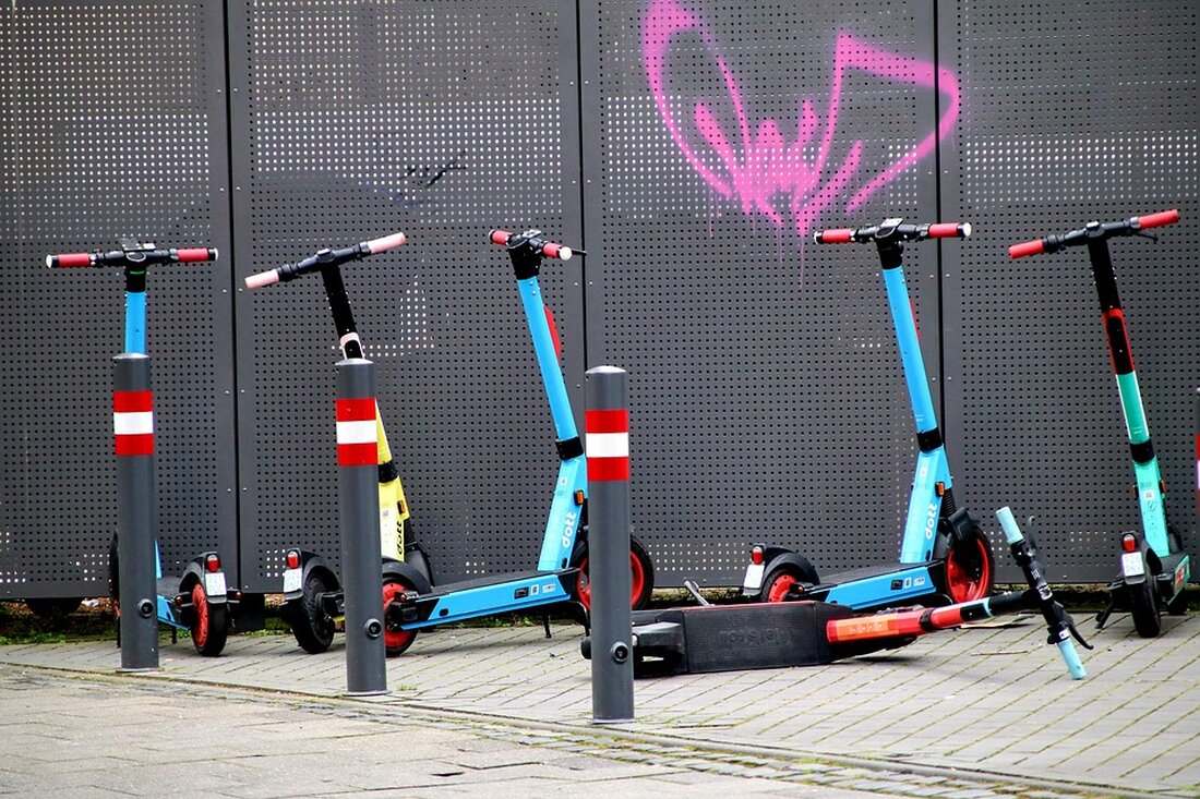 Berlin (dpa/bb) &#8211; Am frühen Samstagmorgen hat sich in Berlin-Hellersdorf ein Unfall ereignet, bei dem ein E-Scooter von einer U-Bahn überrollt wurde. Mitarbeiter der Berliner Verkehrsbetriebe (BVG) riefen daraufhin die Polizei zu Hilfe. Glücklicherweise wurden keine Menschen bei dem Vorfall verletzt, jedoch erlitten sowohl der E-Scooter als auch die U-Bahn der Linie 5 erhebliche Schäden, die eine Außerbetriebnahme des Zugs erforderlich machten. Dies teilte die Polizei am Samstag mit. Die genauen Umstände, wie es dazu kam, dass der E-Scooter im Gleisbett des U-Bahnhofs Hellersdorf lag, sind nun Gegenstand der Ermittlungen. Der Verdacht eines gefährlichen Eingriffs in den Bahnverkehr liegt nahe. &hellip;