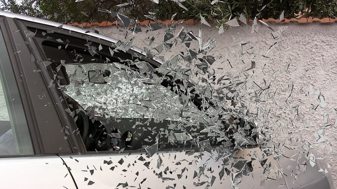 Schwerer Unfall in Berlin-Neukölln: Ampelausfall führt zu Kollision mit zwei Verletzten Am Freitagabend ereignete sich gegen 21 Uhr ein schwerer Verkehrsunfall an der Kreuzung Fritz-Erler-Allee Ecke Lipschitzallee im Berliner Bezirk Neukölln, genauer gesagt im Ortsteil Gropiusstadt. Bereits seit den Morgenstunden war dort die Ampel ausgefallen. Bei dem Unfall wurde eine Fahrzeuginsassin verletzt. Über den zweiten Verletzten gibt es derzeit keine weiteren Informationen, außer dass er vor Ort von Notfallsanitätern behandelt wurde. Sowohl an den beteiligten Fahrzeugen als auch an der Infrastruktur entstand erheblicher Sachschaden. Aufgrund der Bergung der Autos und der Unfallaufnahme der Polizei musste die Kreuzung für mindestens eine &hellip;