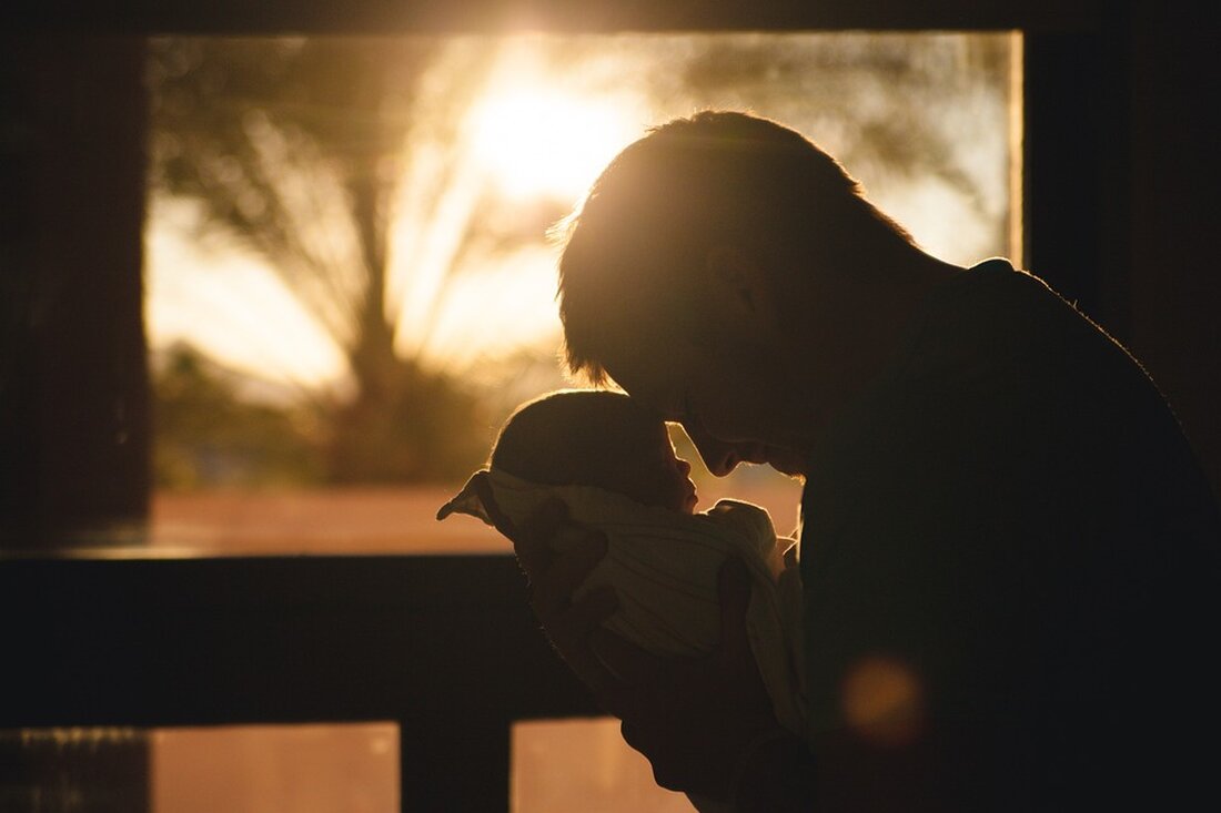 Grausiger Fund: Vater mit totem Baby im Kofferraum &#8211; Festnahme in Marzahn Am Freitagabend wurde ein 37-jähriger Mann im Unfallkrankenhaus Marzahn festgenommen, nachdem er seinen eigenen Sohn ertränkt haben soll. Laut Polizei und Staatsanwaltschaft steht der Mann im Verdacht, den drei Monate alten Säugling in seiner Wohnung in Neu-Hohenschönhausen getötet zu haben. Nach bisherigen Erkenntnissen soll er das Baby ertränkt haben. Anschließend soll er gemeinsam mit seinen Eltern das tote Kind im Kofferraum seines Autos ins Krankenhaus gebracht haben. Trotz Reanimationsversuchen blieben diese erfolglos. Der Vater wurde daraufhin im Krankenhaus festgenommen. Die Tat soll sich am Freitagnachmittag in der Wohnung &hellip;