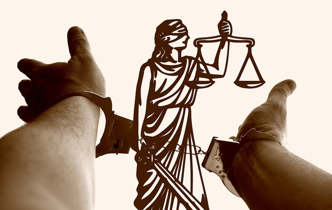 Im Berliner Ortsteil Kreuzberg kam es am frühen Samstagmorgen zu einer Festnahme eines mutmaßlichen Räuberduos. Die beiden Personen wurden im Rahmen einer polizeilichen Aktion gefasst. Die genauen Hintergründe und Details zu dem Vorfall sind derzeit noch nicht bekannt. Die Festnahme erfolgte in einer Zusammenarbeit zwischen der Berliner Polizei und weiteren Strafverfolgungsbehörden. Dabei gelang es den Beamten, die mutmaßlichen Täter zu stellen und vorläufig festzunehmen. Die genauen Umstände, die zu der Tat geführt haben, sind derzeit Gegenstand der Ermittlungen. Die Polizei arbeitet mit Hochdruck daran, den Vorfall zu klären und alle weiteren Hintergründe aufzudecken. Die Öffentlichkeit wird um Mithilfe gebeten. Zeugen, …