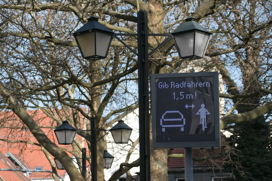 Das Straßen- und Grünflächenamt hat bekannt gegeben, dass in der Zeit vom 6. bis 17. Mai 2024 aus Gründen der Verkehrssicherheit einige Bäume gefällt werden müssen. In Rahnsdorf sind zwei Bäume betroffen: Ein Robinienbaum in der Langfuhrer Allee mit einem Umfang von 216 cm und einer Höhe von 20 m aufgrund eines Zwieselrisses und Pilzbefalls am 6. Mai, sowie eine Kiefer in der Fürstenwalder Allee in der Nähe der Schule mit einem Umfang von 175 cm und einer Höhe von 6 m am 13. Mai. Die Sicherheit der Verkehrsteilnehmer hat oberste Priorität, weshalb diese Maßnahmen notwendig sind. Unvorhergesehene Schäden am …