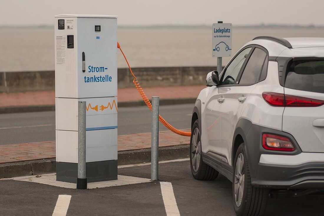 In den letzten Jahren haben Städte auf der ganzen Welt begonnen, Maßnahmen zu ergreifen, um die Verkehrssituation in stark befahrenen Stadtvierteln zu verbessern. Eine solche Initiative wurde auch im Graefekiez durchgeführt, wo im vergangenen Jahr in zwei Straßenabschnitten ein Teil der Kfz-Stellplätze umgenutzt wurde. Hierbei wurden Maßnahmen wie die Entsiegelung von Flächen, die Schaffung von Lade- und Lieferzonen, die Förderung geteilter Mobilität und die Schaffung von Radstellplätzen durchgeführt. Die Umgestaltungen im Graefekiez wurden nicht nur durchgeführt, um die Verkehrssituation zu verbessern, sondern auch um die Lebensqualität der Bewohnerinnen und Bewohner zu steigern. Durch die Beteiligung der Anwohnerinnen und Anwohner sowie &hellip;