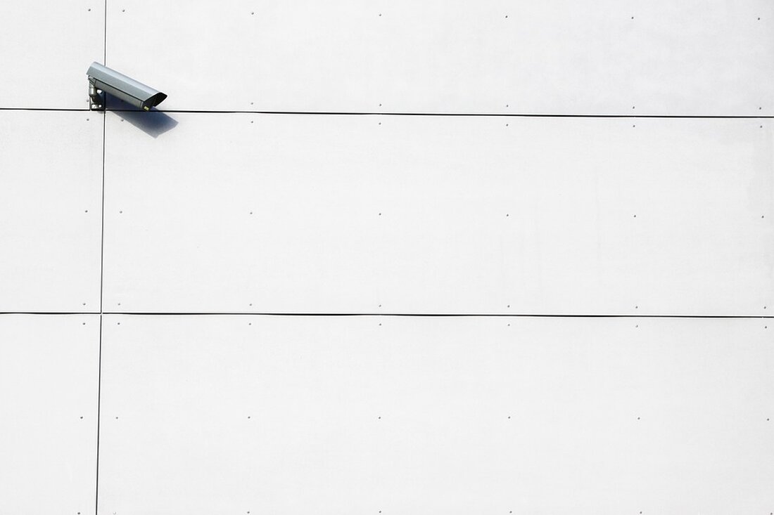Die Berliner Bäder-Betriebe (BBB) haben angekündigt, die Videoüberwachung an den Ein- und Ausgängen der Freibäder in Berlin auszuweiten. Nachdem die Kameras im Columbiabad in Neukölln bereits seit letztem Freitag in Betrieb sind, werden sie ab Donnerstag (10.8.) auch in den Bädern Pankow, Am Insulaner und Kreuzberg installiert. Laut BBB gelten die gleichen Regeln wie im Columbiabad: Die Kameras zeichnen nicht in Umkleideräumen oder auf Liegewiesen auf, sondern konzentrieren sich ausschließlich auf die Ein- und Ausgänge. Die Aufnahmen werden nach 72 Stunden automatisch gelöscht, es sei denn, sie werden von den Ermittlungsbehörden angefordert. Die Ausweitung der Videoüberwachung hat zum Ziel, die &hellip;