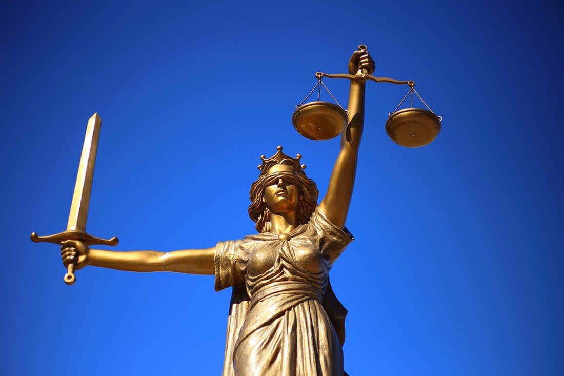 Vor dem Landgericht steht der 25-jährige Zoltan K., dem vorgeworfen wird, einen tätlichen Angriff auf Vollstreckungsbeamte begangen zu haben. Der Vorfall ereignete sich im Juni letzten Jahres, als K. betrunken auf einen Belgischen Schäferhund zukam, obwohl ihn die Polizisten bereits mehrfach gewarnt hatten, das Tier in Ruhe zu lassen. Die Beamten erteilten dem Angeklagten daraufhin einen Platzverweis, doch K. ignorierte diesen und ging erneut mit erhobenen Fäusten auf die Polizisten zu. Zu seiner Verteidigung erklärte er, dass der Hund seine Pfoten auf seine Schultern gelegt habe, was für ihn kein Problem darstellte. Als ein Polizist dann seinen Arm ausstreckte, habe …