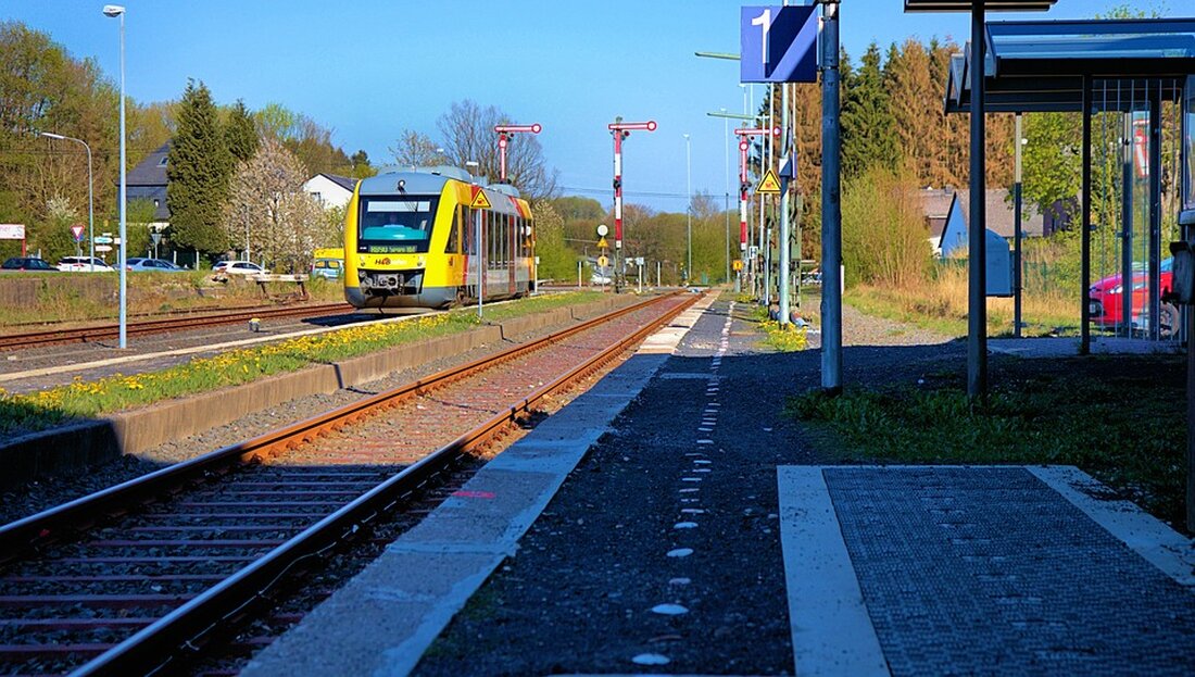 Wartehäuschen in Weißensee verschwunden: BVV fordert Wiederaufbau Seit zwei Jahren müssen Tram-Passagiere an der Haltestelle Friesickestraße in Richtung Prenzlauer Promenade auf Wetterschutz verzichten. Das Wartehäuschen in der Weißenseer Langhansstraße ist verschwunden und die Wartenden stehen seither ungeschützt im Regen. Dies sorgt nun auch bei der Bezirksverordnetenversammlung (BVV) für Unmut, die sich für den Wiederaufbau der Wartehalle stark macht. Auf Antrag von SPD und Linkspartei beschloss die BVV, das Bezirksamt solle sich beim BVG (Berliner Verkehrsbetriebe) mit Nachdruck dafür einsetzen, dass die Wartehalle wieder errichtet wird. Schon seit einiger Zeit hatte die Bürgerschaft den fehlenden Wiederaufbau des Wartehäuschens kritisiert, während die …