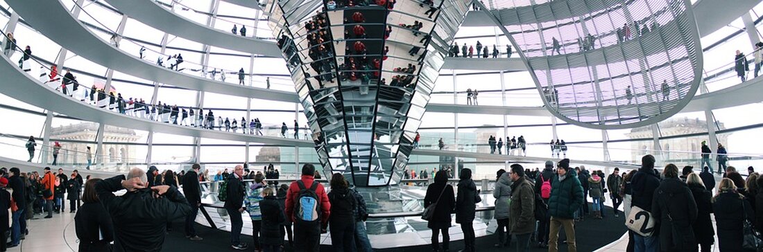 Wiederholungswahl zum Bundestag in Berlin voraussichtlich Anfang 2024 Der Landeswahlleiter Berlins, Stephan Bröchler, hofft darauf, dass die Wiederholungswahl zum Bundestag in der Hauptstadt Anfang 2024 stattfindet. Er hat jedoch bisher keinerlei Informationen zu diesem Thema erhalten. Bröchler betonte, dass das Bundesverfassungsgericht über den Termin entscheiden muss und daher der Ball nicht in seinem Spielfeld liegt. Im November 2022 hatte der Bundestag beschlossen, dass aufgrund von Wahlpannen in 327 der 2256 Wahlbezirke und in 104 der 1507 Briefwahlbezirke in Berlin neu gewählt werden muss. Die Unionsfraktion im Bundestag hatte dagegen geklagt, da sie eine Wiederholung nur in einem kleinen Teil der …