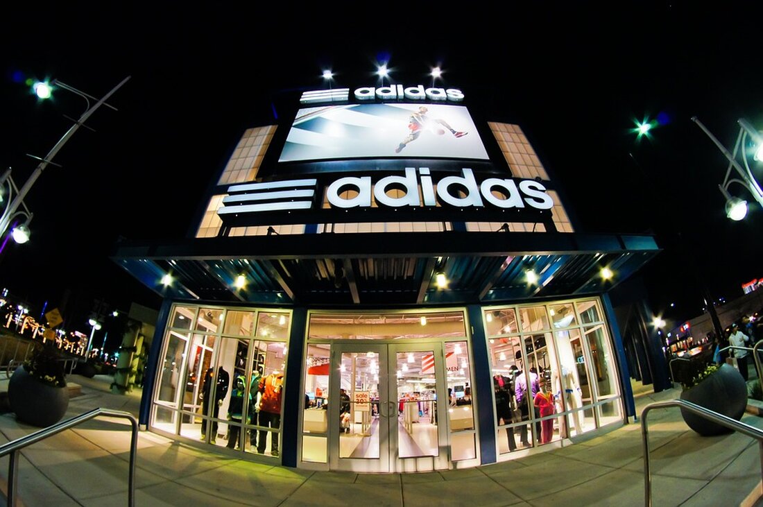 Die Deutsche Umwelthilfe hat rechtliche Schritte gegen Adidas eingeleitet, da das Unternehmen keine konkreten Maßnahmen zur Erreichung seiner Klimaneutralitätsziele bis 2050 offenlegt. Kritisiert wird, dass die Werbung von Adidas als irreführend und nicht glaubwürdig angesehen wird. Verbraucherschützer fordern dringend transparente gesetzliche Vorgaben, um Greenwashing zu verhindern. Erfahren Sie mehr über die aktuellen Entwicklungen und die Forderungen der DUH.