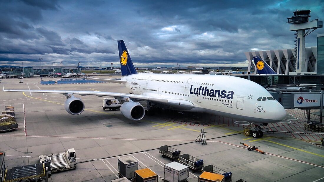Entdecken Sie, wie die Deutsche Lufthansa AG als neues Mitglied der eFuel Alliance die Entwicklung nachhaltiger Flugkraftstoffe vorantreibt. Erfahren Sie mehr über die Herausforderungen und Chancen bei der Dekarbonisierung des Luftverkehrs und die Bedeutung von E-Kerosin für eine umweltfreundliche Zukunft.