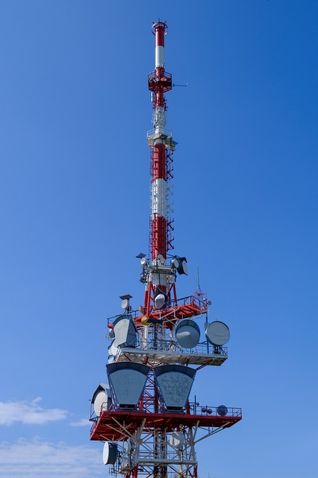 Verbesserte Mobilfunkversorgung im Landkreis Sächsische Schweiz-Osterzgebirge: Die Telekom hat einen neuen Standort in Klingenberg eröffnet, was die Netzabdeckung auf 98% erhöht. Bis 2026 sind weitere 56 Standorte sowie LTE- und 5G-Erweiterungen geplant. Informieren Sie sich über den Netzausbau und zukünftige Entwicklungen!