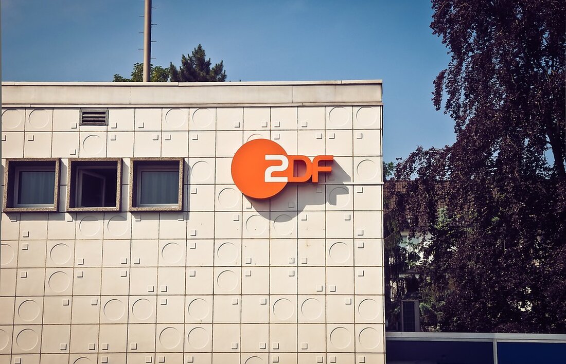 Das ZDF fördert das postgraduale Weiterbildungsprogramm "Serial Eyes" der Deutschen Film- und Fernsehakademie Berlin, um die nächste Generation europäischer Serienautoren zu unterstützen. Ziel ist es, innovatives Storytelling im Writers’ Room zu fördern und die Serienlandschaft zu revolutionieren. Erfahren Sie mehr über dieses spannende Engagement und die Partnerschaften mit der Kreativbranche.