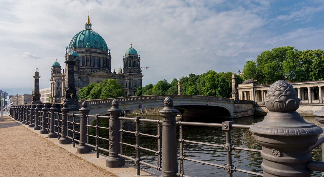 Vorstellung der OSTPRO Berlin auf der Trabrennbahn Karlshorst Gemäß einem Bericht von www.berliner-woche.de, findet vom 27. bis 29. Oktober 2023 die OSTPRO Berlin auf der Trabrennbahn Karlshorst statt. Die OSTPRO ist ein großer Verkaufsmarkt für Ostprodukte und wird seit 1991 von SCOT-Messen erfolgreich in Berlin veranstaltet. Sie bietet kleinen und mittelgroßen Unternehmen aus den neuen Bundesländern ein wichtiges Forum, um ihre Produkte einer breiten Öffentlichkeit vorzustellen. Ganz Berlin freut sich auf die bevorstehende OSTPRO Berlin, die vom 27. bis 29. Oktober 2023 stattfinden wird. Diese große Veranstaltung ist ein Highlight für die Hauptstadt und bietet den Berlinern die Möglichkeit, Ostprodukte &hellip;