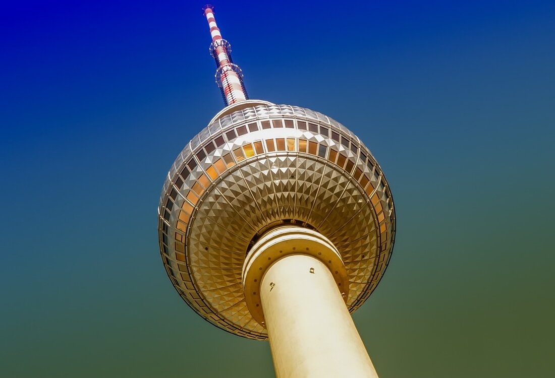 Die CDU ist weiterhin die stärkste Partei in Berlin, während die SPD weiter an Zustimmung verliert, wie der aktuelle BerlinTrend zeigt. Laut einer Umfrage von infratest dimap im Auftrag der rbb24 Abendschau und der &#8222;Berliner Morgenpost&#8220; würden sich 29 Prozent der Wählerinnen und Wähler für die CDU entscheiden, wenn am Sonntag die Wahl zum Berliner Abgeordnetenhaus stattfinden würde. Die CDU hat somit ihren Erfolg bei der Wiederholungswahl im Februar noch weiter ausgebaut und ihre Regierungsansprüche unterstrichen. Allerdings sind die persönlichen Zustimmungswerte des CDU-Kandidaten Kai Wegner auf einem außergewöhnlich niedrigen Niveau, insbesondere im Vergleich zu seinen Vorgängern und anderen Regierungschefs in &hellip;
