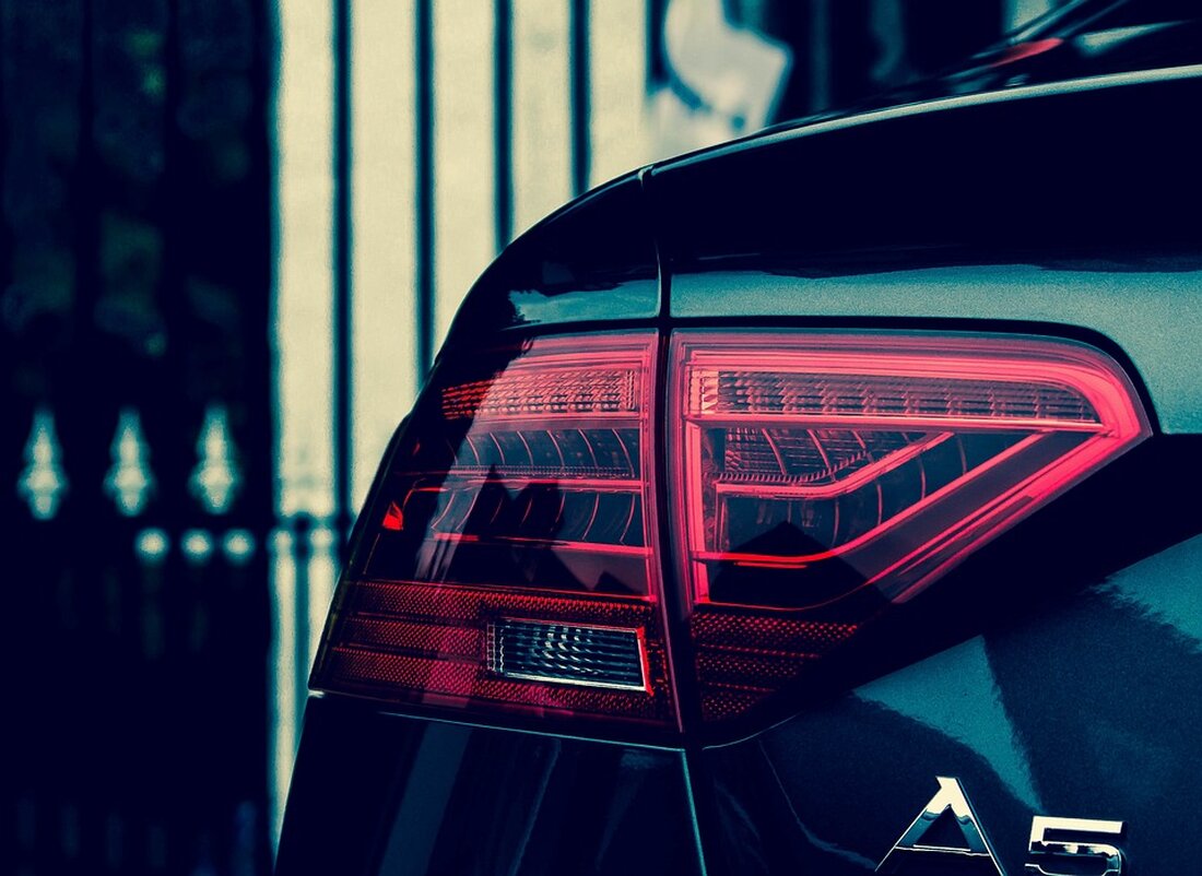 Erleben Sie die beeindruckende 3D-Kampagne von AUDI für den neuen Q6 e-tron auf DOOH-Screens von WallDecaux. Entdecken Sie, wie innovative Werbung das Markenimage stärkt und die Modellbekanntheit um 40% steigert. Lesen Sie die Ergebnisse der umfassenden Studie zu den positiven Effekten von 3D-Effekten auf die Zielgruppe.