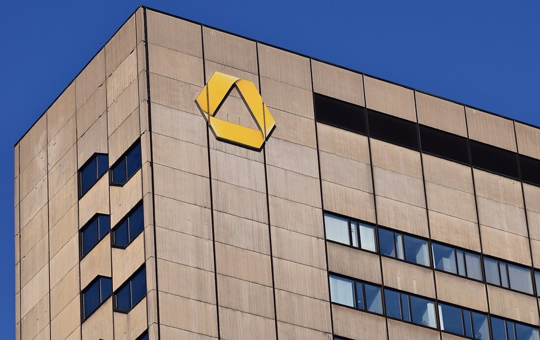 "Erfahren Sie, wie der Gesamtbetriebsrat der Commerzbank und ver.di gegen eine mögliche Übernahme durch Unicredit kämpfen. Lesen Sie, warum die Eigenständigkeit der Bank für die Beschäftigten und die deutsche Wirtschaft von entscheidender Bedeutung ist. Verfolgen Sie die aktuellen Entwicklungen und die Aufforderung an die Bundesregierung, die Interessen der Arbeitnehmer zu wahren."