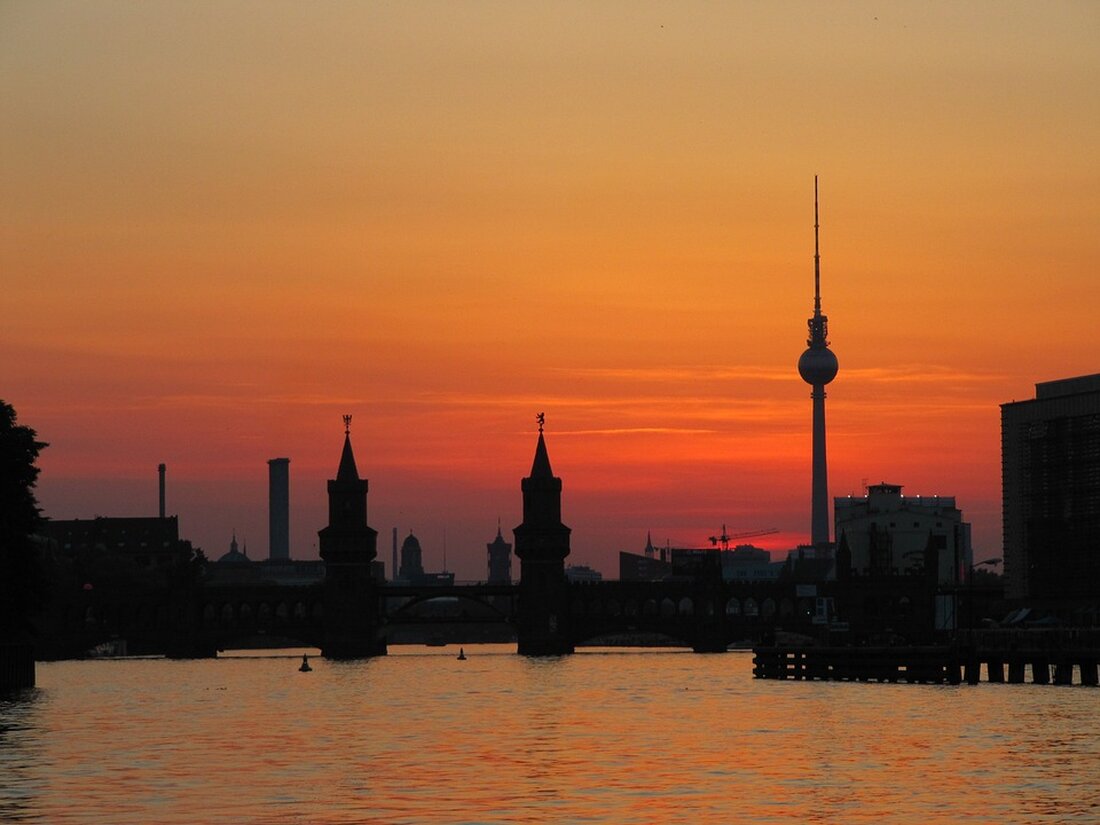 Bushido, einer der bekanntesten Rapper Berlins, hat angekündigt, im kommenden Jahr auf Tournee zu gehen. Die „König für immer!“-Tour startet am 21. März 2022 in Berlin. Insgesamt sind neun Konzerte in Deutschland, der Schweiz und Luxemburg geplant. Der Vorverkauf soll am kommenden Freitag beginnen. Die Tour markiert Bushidos Rückkehr auf die Bühne nach einer achtjährigen Pause. Der Musiker äußerte seine Vorfreude darauf, wieder live für seine Fans aufzutreten. Es wird spekuliert, dass dies seine letzte Tour sein könnte, da seine Ehefrau Anna-Maria Ferchichi bereits von den Tourplänen gesprochen hat. Bushido und seine Frau haben gemeinsam sieben Kinder und leben mit …