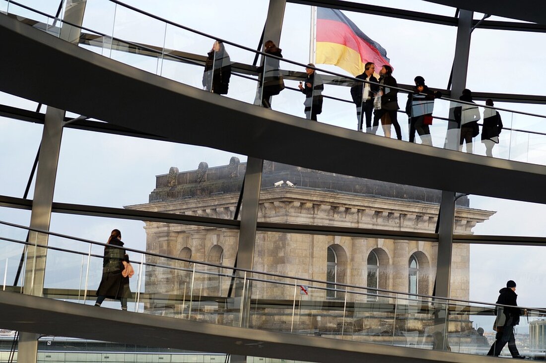 "Berlins Finanzsenator Stefan Evers (CDU) warnt vor einem "gigantischen Handlungsbedarf" aufgrund der angespannten Haushaltslage. Es müssen Prioritäten überprüft und die Verwaltung nach ihrem Beitrag zur öffentlichen Daseinsfürsorge hinterfragt werden. Strukturelle Veränderungen sollen eine gesunde Haushaltsentwicklung ermöglichen. Investitionsvorhaben stehen auf dem Prüfstand und es ist möglich, dass laufende Projekte gestoppt werden. Erfahren Sie mehr über die finanzielle Situation in Berlin."