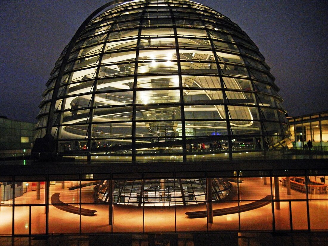 Im Jahr 2050 wird Berlin ein Klima haben wie heute die südfranzösische Stadt Toulouse. Nur: Bebauung und Stadtplanung in Berlin sind daran bislang nicht angepasst. An der TU Berlin suchen Forschende nach Wegen, die die Stadt klimaresilienter machen. Das Zauberwort heißt dabei: Lehm. Wie www.inforadio.de berichtet, geht es um die Anpassung der Stadtplanung in Berlin an das zukünftige Klima, das dem von Toulouse ähnelt. Ein Forschungsteam der Technischen Universität Berlin untersucht Möglichkeiten, wie die Stadt klimaresilienter gemacht werden kann. Die Verwendung von Lehm ist dabei ein vielversprechender Ansatz. Lehm als ökologisches Baumaterial Lehm ist ein ökologisches Baumaterial, das sich gut …