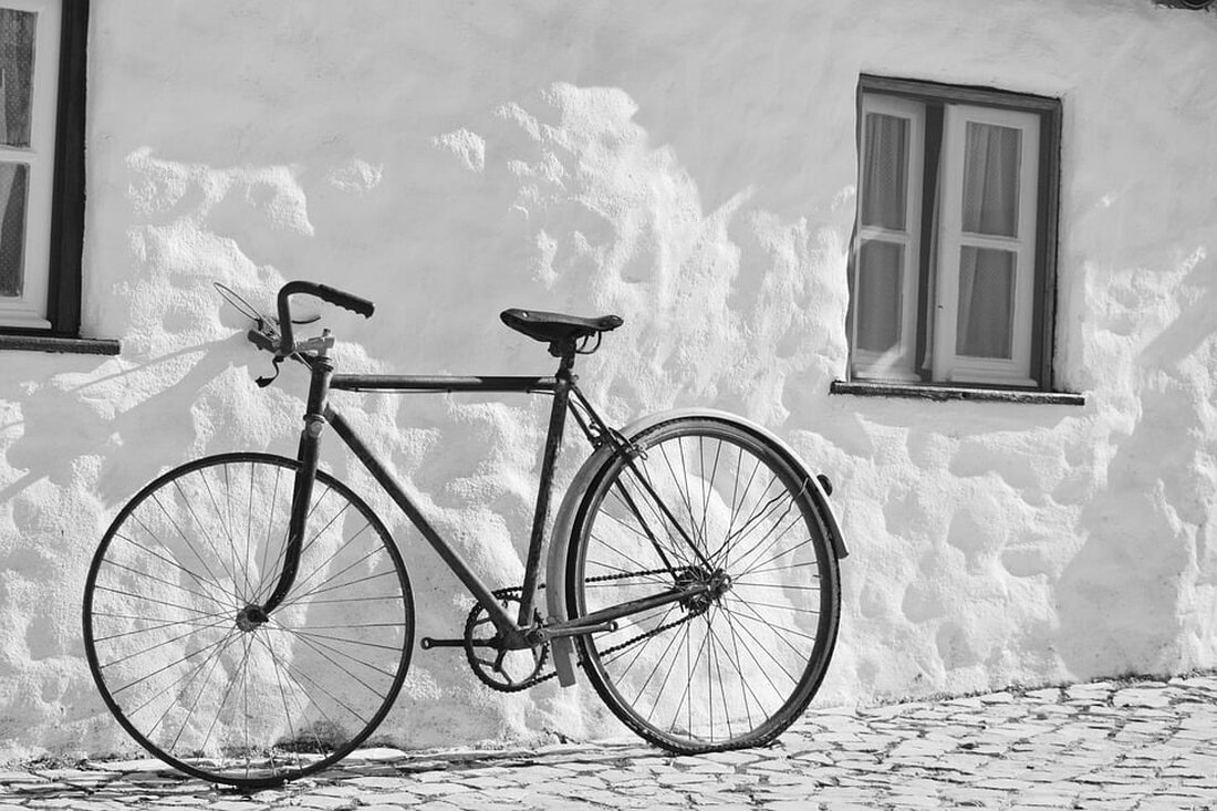 Erfahren Sie in unserem Artikel, wie das Fahrrad dank des E-Bike-Booms weiterhin eine beliebte Form der Mobilität der Zukunft ist. Erfahren Sie mehr über die wachsende Beliebtheit von E-Bikes im Vergleich zu herkömmlichen Fahrrädern und regionalen Unterschieden in Deutschland. Lesen Sie die Ergebnisse der HUK-Mobilitätsstudie 2024 und entdecken Sie, warum das Fahrrad eine wichtige Rolle im Verkehrsmix spielen sollte.