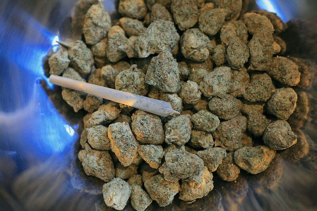 "Eizellspende legalisieren: Expertenkommission fordert Veränderung in Deutschland. Artikel über die aktuellen Hürden und Ungerechtigkeiten bei der Reproduktionsmedizin. Frauen sollten das Recht haben, ihre Chancen auf eine Schwangerschaft zu verbessern. Eine Legalisierung könnte Ausbeutung im Ausland verhindern. Lesen Sie mehr in unserem Artikel."
