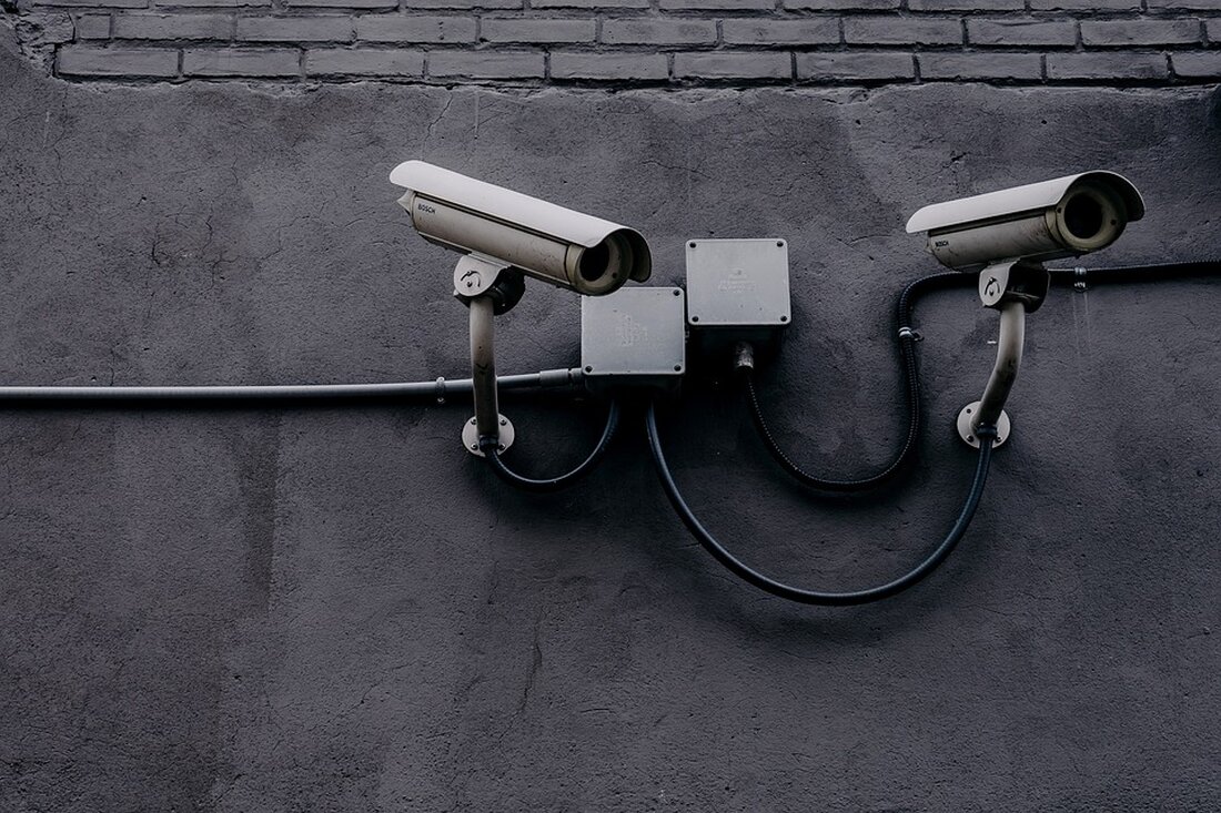 Erfahren Sie mehr über die Initiative "CO macht K.O." und den Appell führender Fachverbände an die Politik, verstärkte Maßnahmen zur Kohlenmonoxid-Kontrolle und Aufklärung über die Risiken durchzuführen. Erfahren Sie, wie Kohlenmonoxidvergiftungen vermieden werden können und warum regelmäßige Wartungen und die Installation von CO-Meldern in Wohnbereichen wichtig sind. Laden Sie das vollständige Positionspapier herunter.