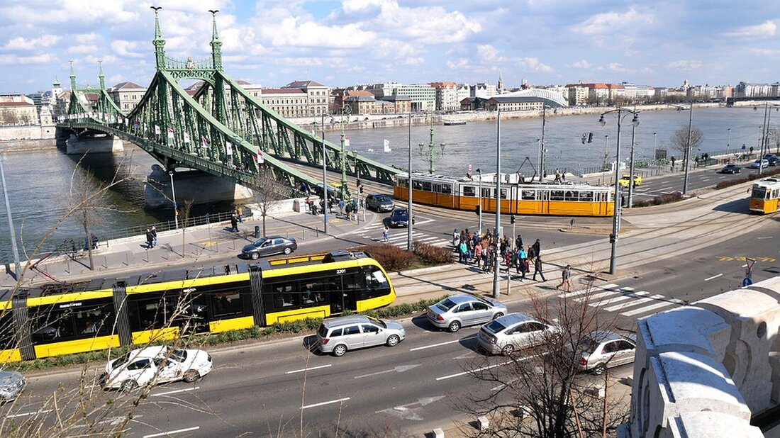 Entdecken Sie die neuesten Entwicklungen im Smart-City-Sektor Deutschlands! Das Smart-City-Ranking 2024 zeigt, wie Städte wie München, Hamburg und Köln innovative Strategien umsetzen, um ihre urbane Transformation voranzutreiben. Erfahren Sie mehr über die Fortschritte kleinerer Städte und die Bedeutung von Daten für resiliente Stadtentwicklung. Lesen Sie jetzt den vollständigen Artikel!
