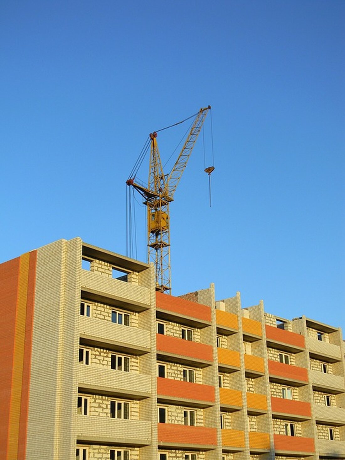 Entdecken Sie die aktuellen Entwicklungen im Wohnungsbau: Obwohl der Branchendurchschnitt ansteigt, verzeichnet der Wohnungsbau im ersten Halbjahr einen Rückgang der Auftragseingänge um 5,3 %. Lesen Sie die Einschätzungen der BAUINDUSTRIE und erfahren Sie mehr über die Auswirkungen auf die Baukonjunktur und den Wohnraummangel. Erfahren Sie jetzt mehr!