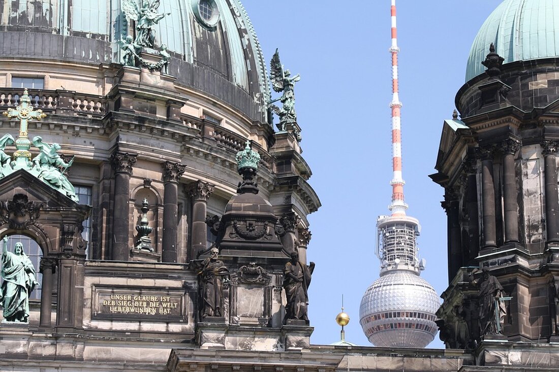 Die Mietpreise in Deutschland steigen weiterhin, insbesondere in Metropolen wie Berlin, das nun die drittteuerste Großstadt für Bestandswohnungen ist. Laut dem ImmoScout24 WohnBarometer Q3 2024 wächst die Nachfrage um 12 % und treibt die Kaltmieten sowie Nebenkosten in die Höhe. Erfahren Sie mehr über die aktuellen Trends auf dem Mietmarkt und die Entwicklungen in den wichtigsten Städten.