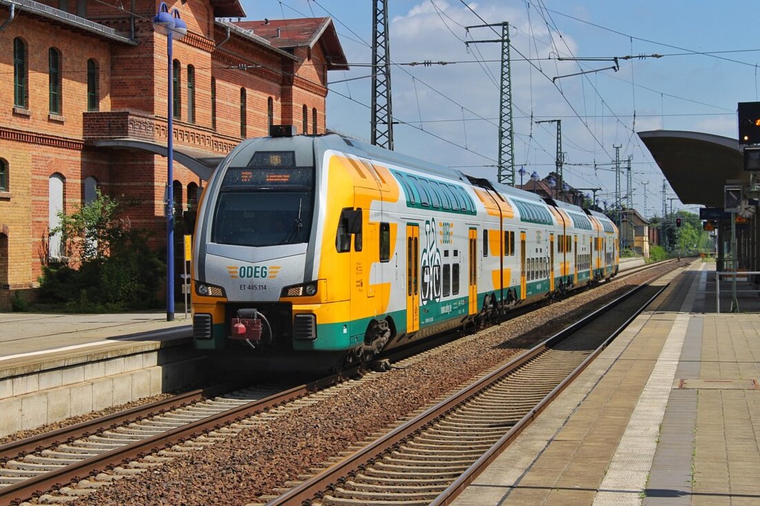 Regionalbahnen in Berlin und Brandenburg werden aufgrund fehlerhafter Klimaanlagen vorübergehend aus dem Verkehr gezogen. Die Ostdeutsche Eisenbahngesellschaft Odeg gab bekannt, dass die neuen Züge nicht mehr tragbar seien, da die Klimaanlagen nicht richtig funktionieren. Die betroffenen acht Züge von Alstom wurden erst vor acht Wochen in Betrieb genommen. Aufgrund der Klimaanlagenprobleme kam es in den letzten Wochen zu wiederholten Zugausfällen auf den Linien RB33, RB37 und RB51. Die Entscheidung, die Züge aus dem Verkehr zu nehmen, wird als drastischer Schritt bezeichnet. Der Geschäftsführer der Odeg, Lars Gehrke, arbeitet bereits an einem Ersatzkonzept, um die Auswirkungen der Zugausfälle so gering wie &hellip;