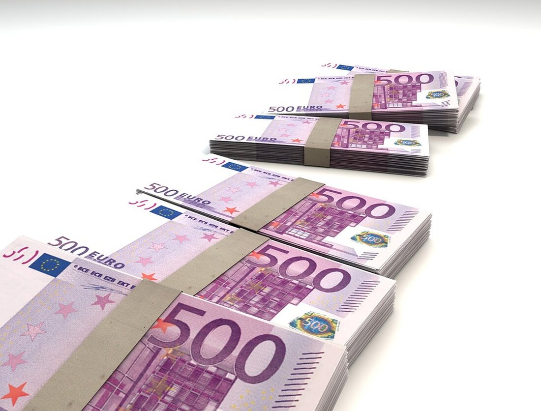 "Ministerpräsidentin Manuela Schwesig (SPD) kritisiert die geplante 1.000 Euro Anschubfinanzierung für Langzeitarbeitslose in einer ARD-Talkshow und fordert mehr Klarheit von Bundeskanzler Olaf Scholz zu sozialen Themen. Erfahren Sie mehr über ihre Argumente und die Bedeutung für die SPD bei den kommenden Wahlen."